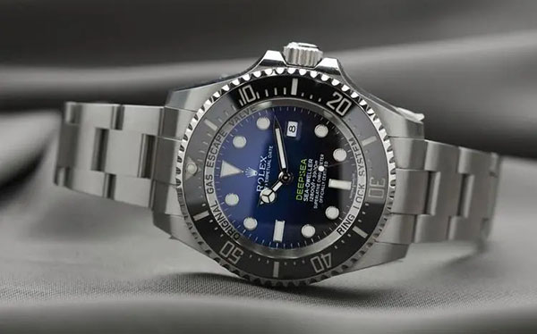 勞力士藍寶石鏡面太模糊了怎么辦？清潔方法揭秘！